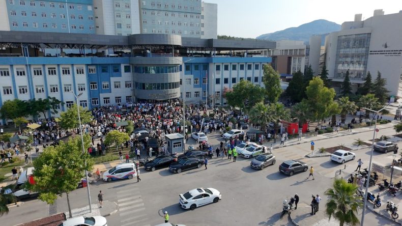 Ferdi Zeyrek’in Vefatı Sonrası Sevenleri Hastaneye Akın Etti