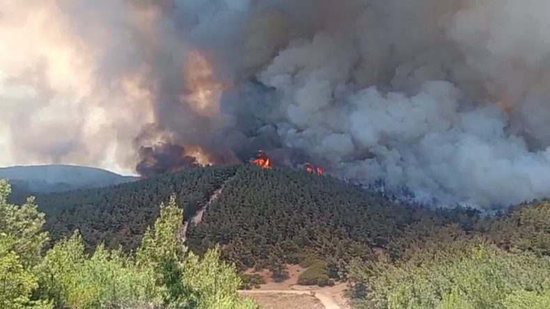 Foça'daki Yangın İçin 7 Uçak ve 14 Helikopter Görevde