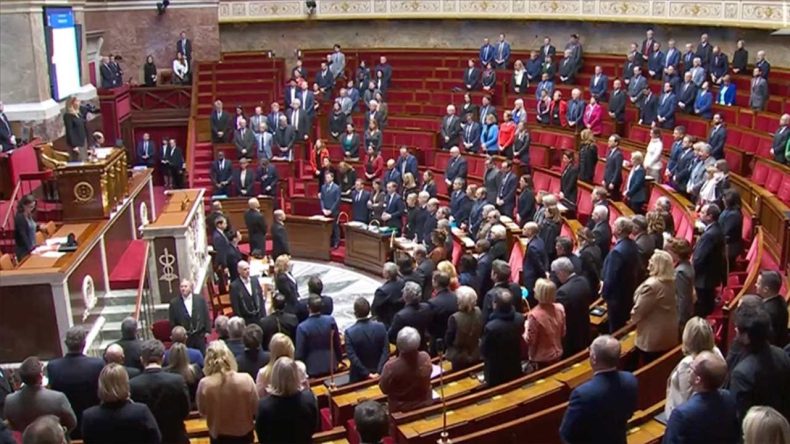 Fransa'da Meclis Tavanı Sızdırdı, Oturuma Ara Verildi