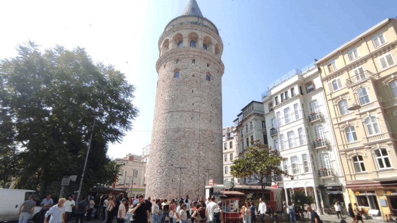 Galata Kulesi’nden Düşen Genç Hayatını Kaybetti