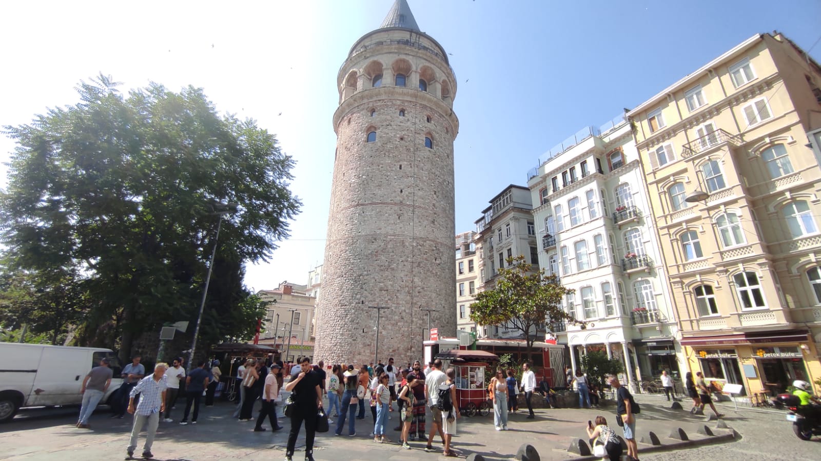 Galata Kulesi'nden düşen genç