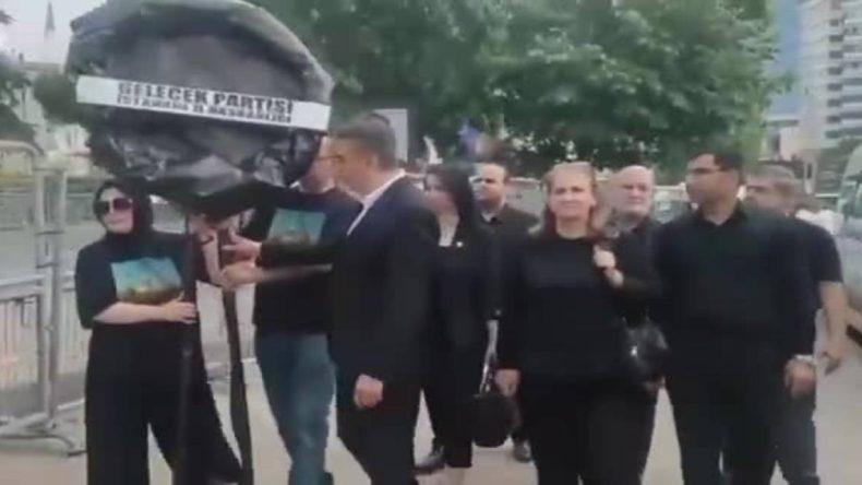 Gelecek Partisi’nden Siyah Çelenkli Protesto