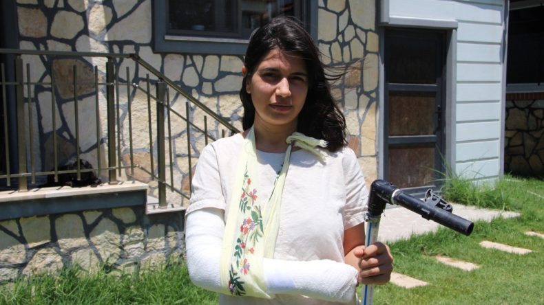Genç kadına hortumla saldırdı: 'Müvekkillerimin kim olduğunu biliyor musun'