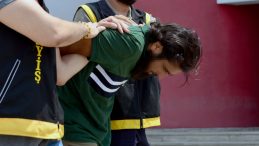 Gençlere Şiddet Uygulayıp ‘Yardım Ettim’ Dedi