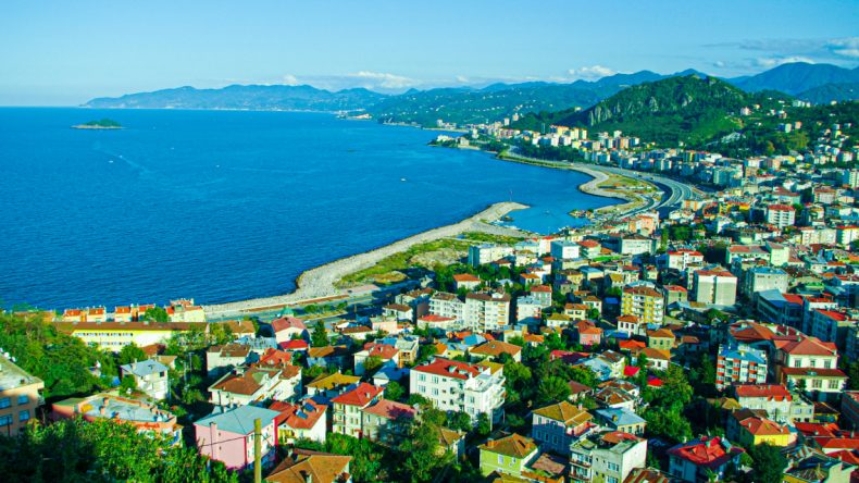 Giresun’da metruk binaların yıkımı hızla devam ediyor