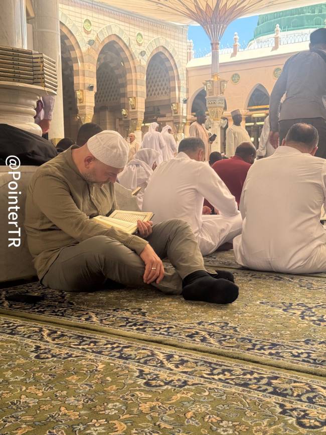 Mescid-i Nebevî'de Kur'an okuyan Süleyman Soylu
