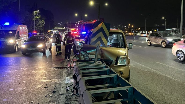 Hafif Ticari Araç Bariyere Çarptı; 2 Kişi Yaralandı