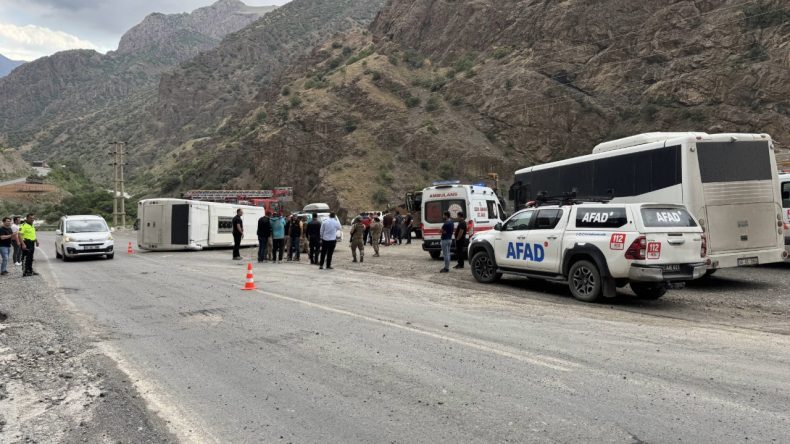 Hakkari’de Midibüs Devrildi, 12 Asker Yaralandı