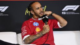 Hamilton’dan Ferrari’ye Sert Tepki: “Arka Planda Çok Şey Oluyor”