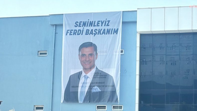 Hastane Duvarına Ferdi Zeyrek’in Pankartı Asıldı