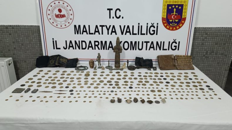 İki Adrese Yapılan Baskında Yüzlerce Tarihi Eser Ele Geçirildi