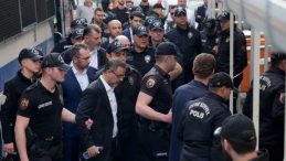 İmamoğlu’ndan Gözaltı Görüntülerine Sert Tepki: “Yarına Kalır Ama Yanınıza Kalmaz”