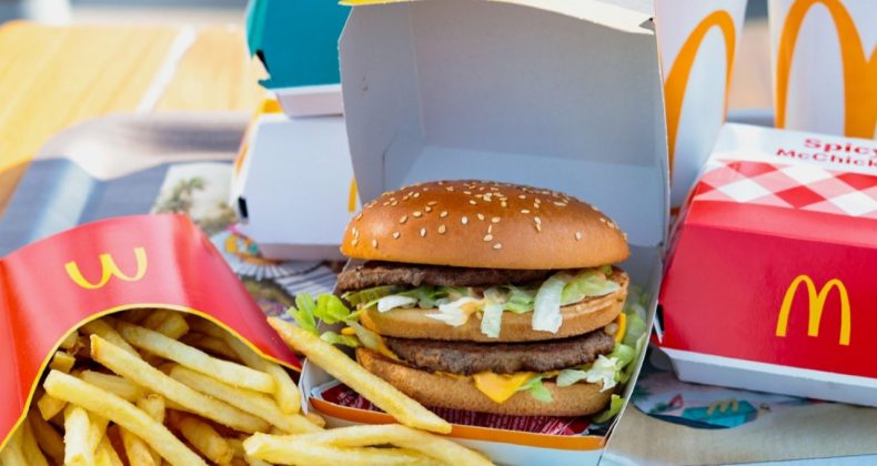 İngiliz Turistin Antalya Havalimanı’ndaki Hamburger Fiyatı Şaşkınlık Yarattı