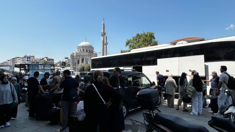 İranlılar Ülkelerine Karadan Dönmeye Başladı