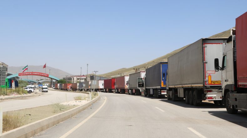 İsrail’in Saldırıları Sonrası Sınırda Yoğunluk Oluştu