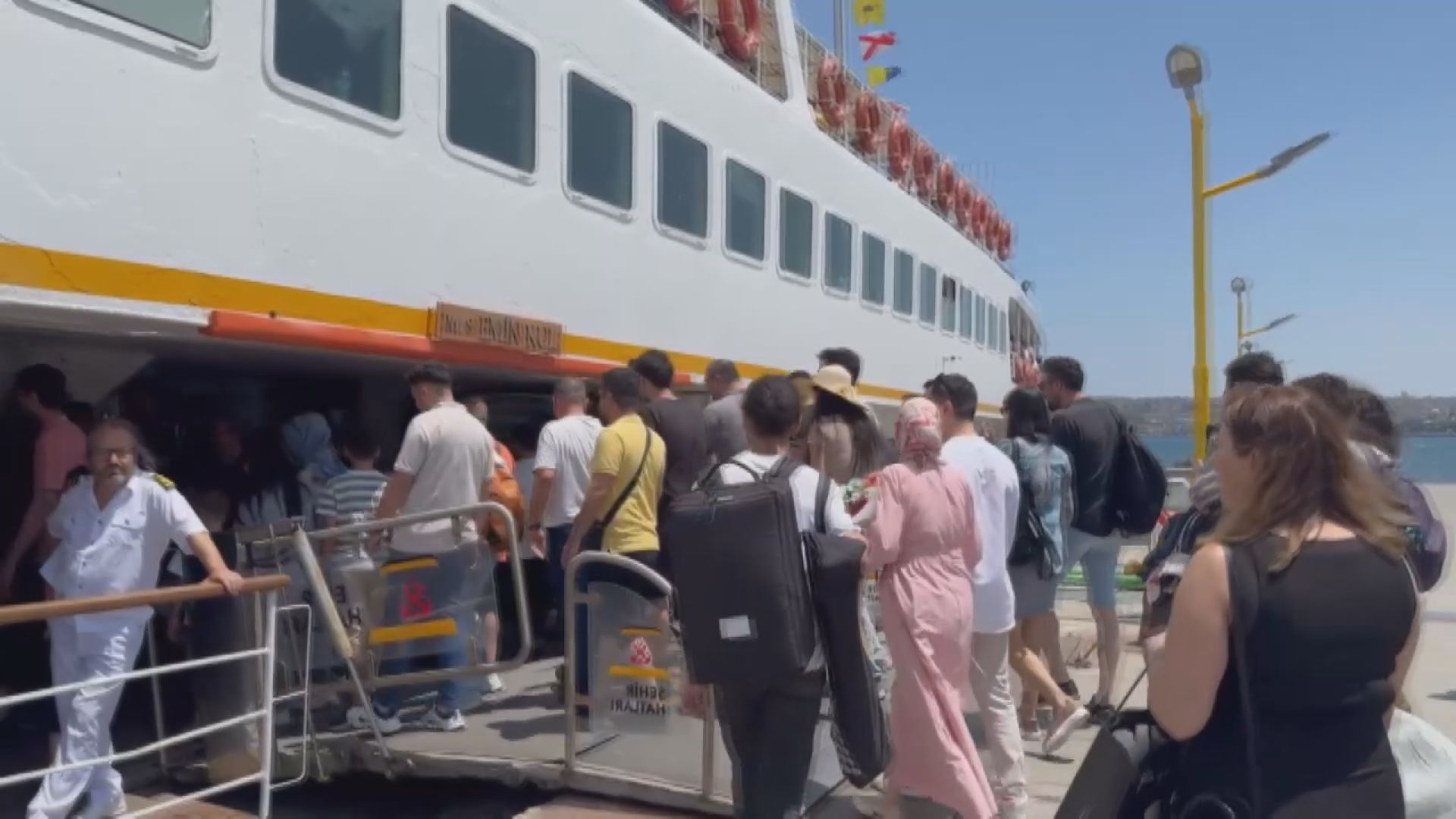 İskeladaki Kalabalık