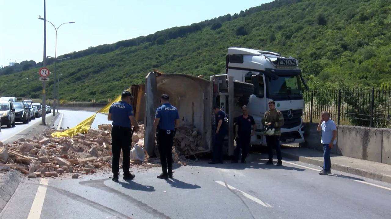 Moloz yüklü hafriyat kamyonu