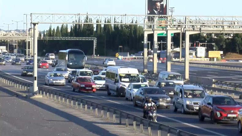 İstanbul’da Trafik Yoğunluğu: Bayram Dönüşü Başladı!