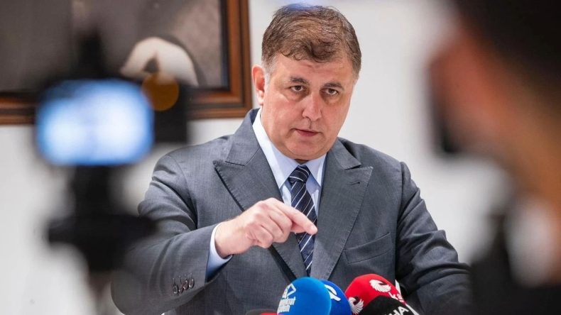 İzmir’de Gerilim Sürüyor: Cemil Tugay’dan ‘Üzülüyorum’ Açıklaması