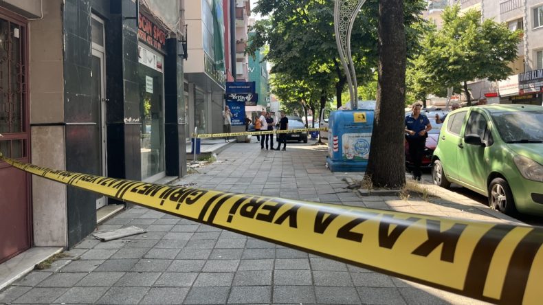 İzmit’te Cadde Ortasında Silahlı Saldırı: Bir Kişi Hayatını Kaybetti