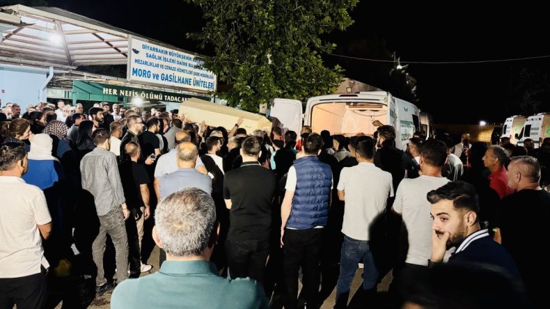 Kahreden yangında ölen anne ve 3 çocuğu defnedildi