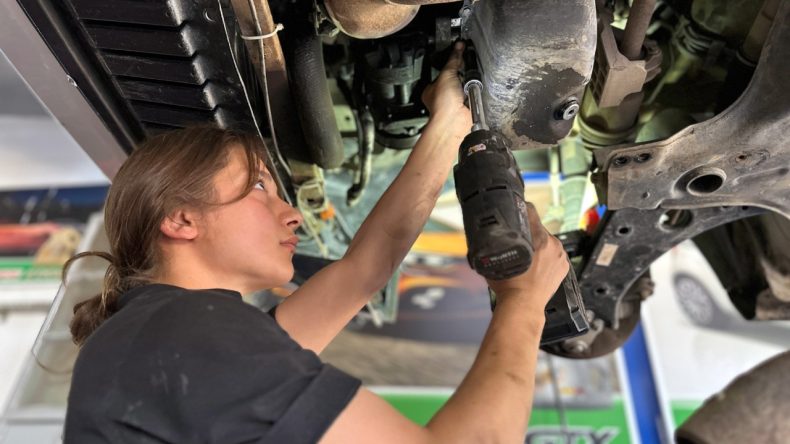 Kalfa Oldu, Tek Başına Motor Tamir Ediyor: Kadın Müşterilerin Sayısı Arttı