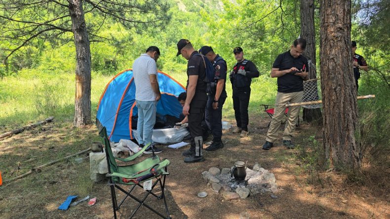 Kampa Giden Öğretmen Kayboldu: En Son Ayı Görmüş