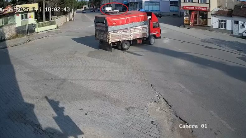 Kamyonet Kapağının Çarptığı Nisa Durgut Hayatını Kaybetti