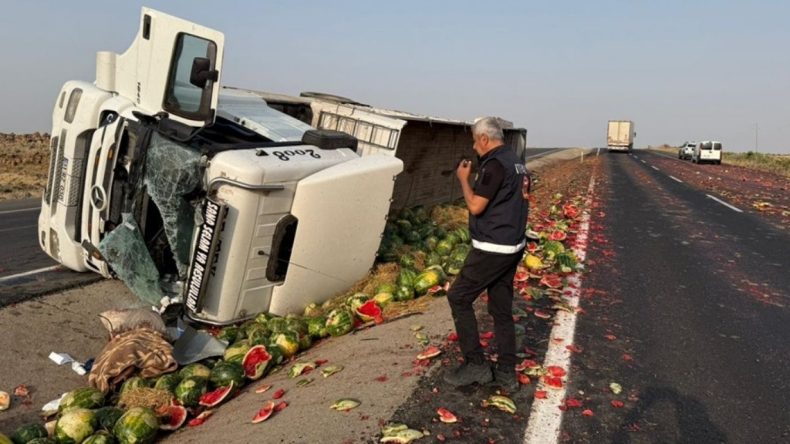 Karpuz Yüklü TIR Devrildi: Şoför Ağır Yaralı