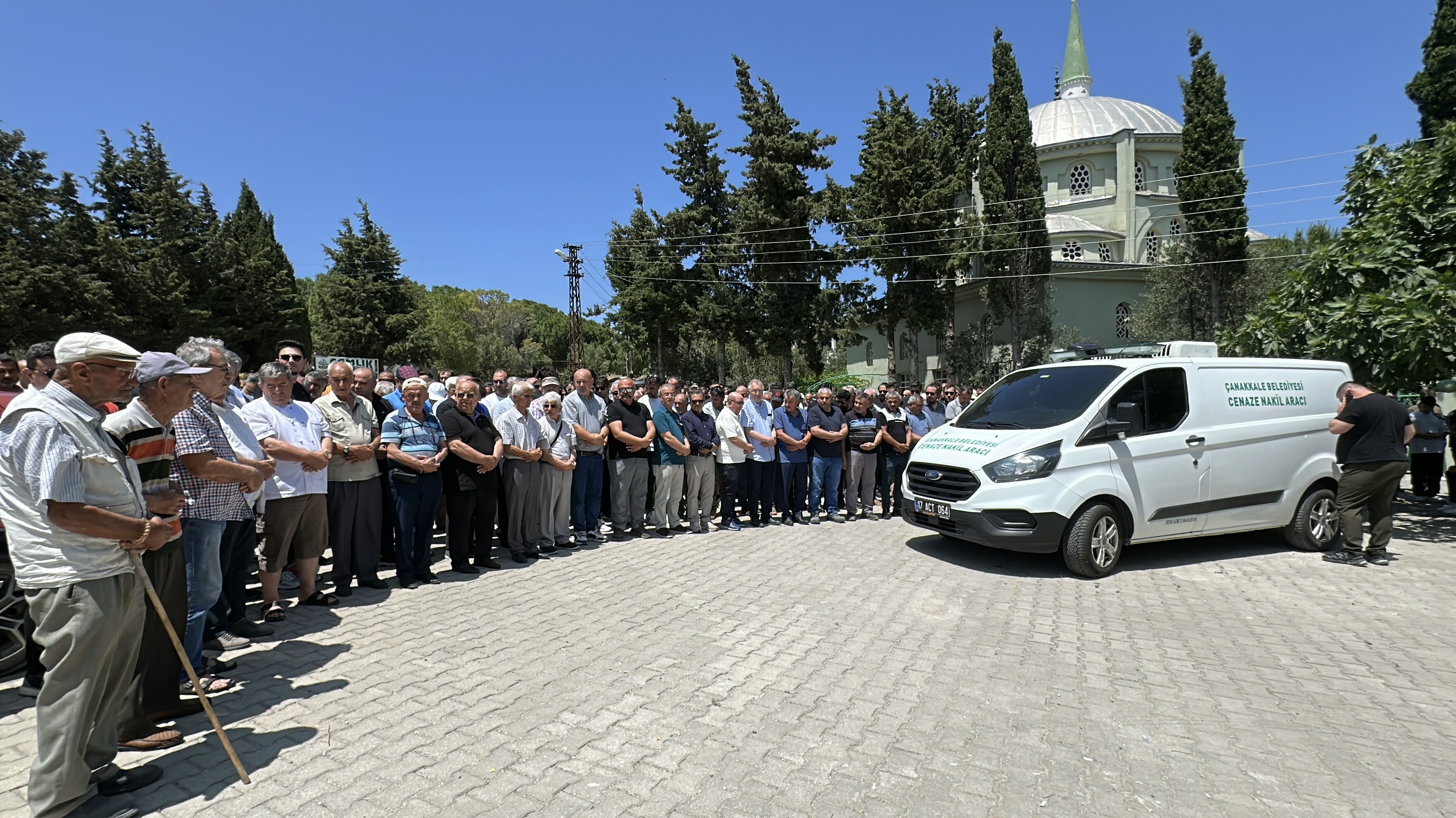 Cenazeye katılanlar