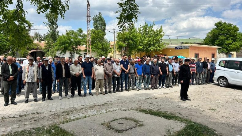 Kendi Elleriylesine Vücudundan Çıkardı, Hayatını Kaybetti