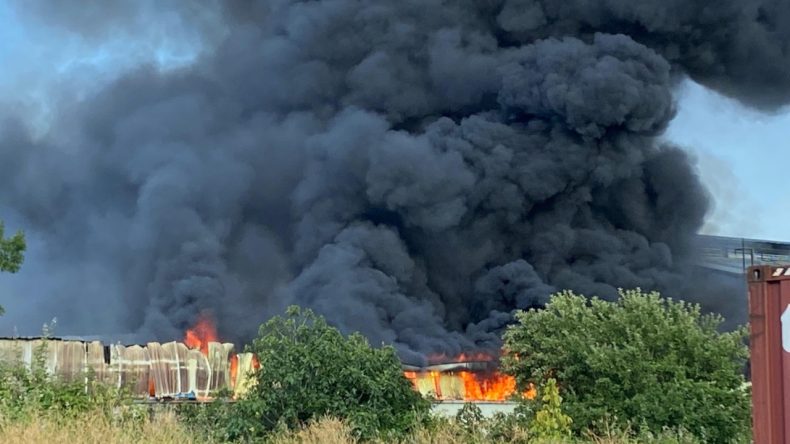 Kocaeli'de Korkutan Anlar: Sanayi Bölgesinden Kara Dumanlar Yükseldi