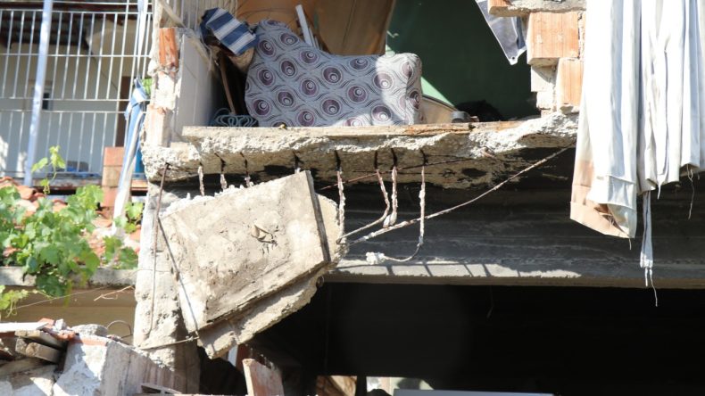 Koltuk İndirme Sırasında Balkon Çöktü: 3 Kişi Yaralandı