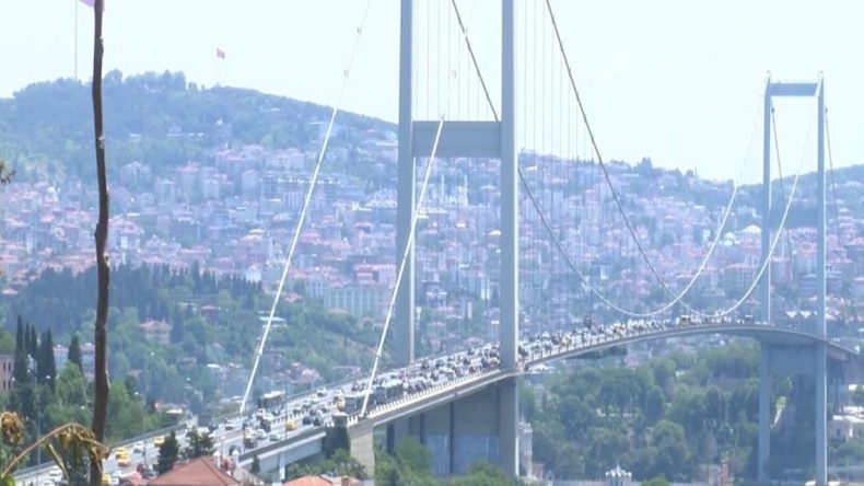 Köprüde bir kişi canını kıymaya çalıştı: Trafik durma noktasına geldi