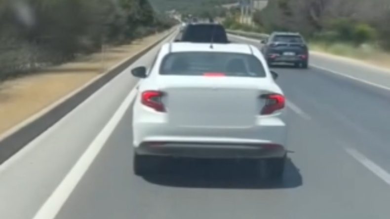 Kornaya ve sirene aldırmayarak ambulansa yol vermedi