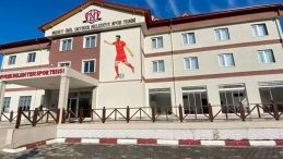 Kulüp Yönetimi İlk Kez Toplanıyor: Mesut Özil Tesisleri’nde Gergin Bekleyiş
