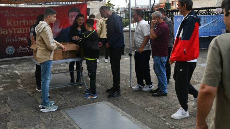 Kurban Bağış Çadırı Kuruldu: İhtiyaç Sahibi Ailelere Ulaştırılacak
