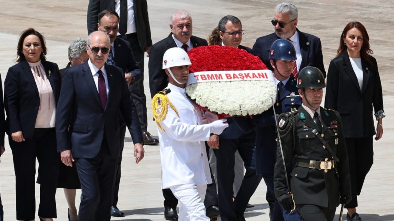 Kurtulmuş’tan Anıtkabir’de Yeni Anayasa Çağrısı