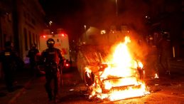 Kuzey İrlanda’da Göçmen Karşıtı Protestolar: Evler Ateşe Verildi, 17 Polis Gözaltında