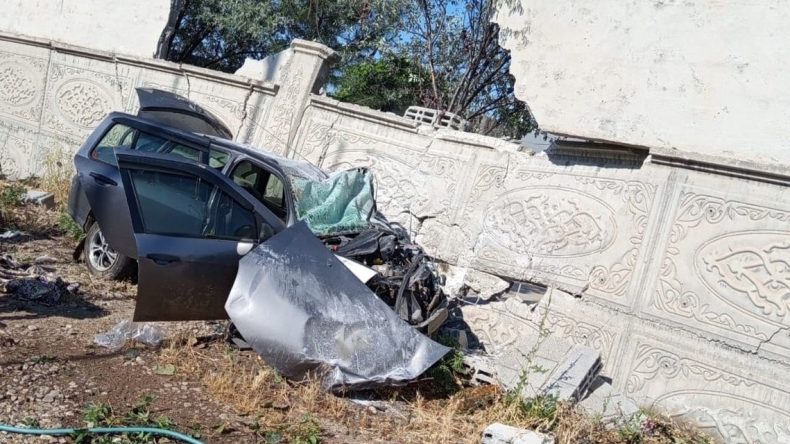 Lastiği Patlayan Otomobil Akaryakıt İstasyonu Duvarına Çarptı: 1 Kişi Hayatını Kaybetti