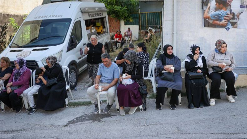 LGS’ye Giren Öğrencilere ve Ailelerine İkramda Bulunuldu