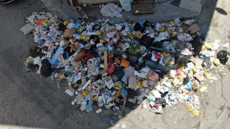 Maaşını Alamayan İşçiler Eylemde, Sokaklar Çöp İçinde