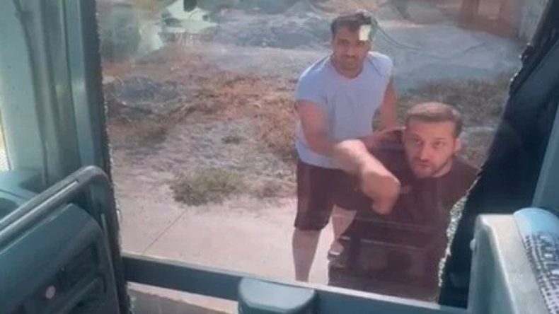 Magandalar Tur Otobüsünün Önünü Kestiler ve Taş Attılar