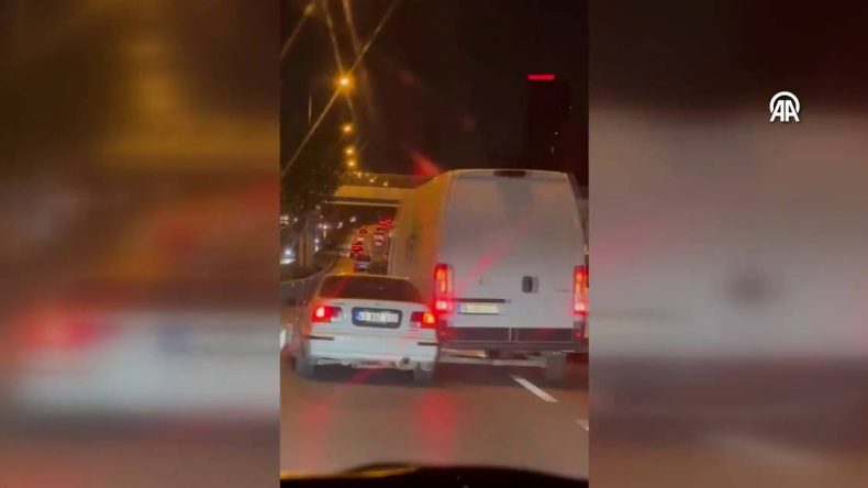 Makas Atan Minibüs, Otomobile Çarparak Kaçtı