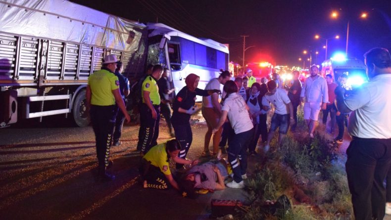 Manisa’da İşçi Servisi Tıra Çarptı: 5’i Ağır 20 Yaralı