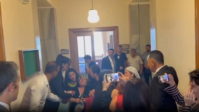 Meclis’te Sinir Krizi Geçirdi: Annemin Mezarını Bırakmak İstemiyorum