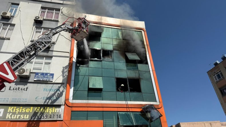 İş Merkezinde Çıkan Yangın: 2 İşçi Pencereden Atladı
