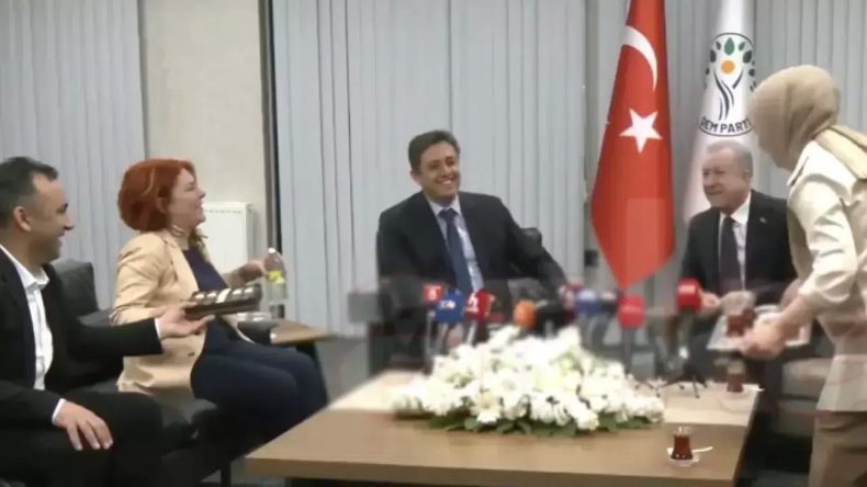 MHP-DEM Bayramlaşmasında ‘Demli Çay’ Esprisi Öne Çıktı