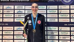 Milli Yüzücü Selin Hürmeriç’ten Altın Madalya