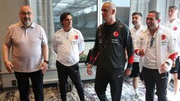 Milliler 7 Bin 790 Kilometre Uzakta Bayramlaştı